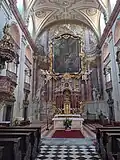 Presbytář s hlavním oltáře a obrazem od Jana J. Heinsche
