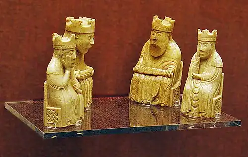 Dva králové a dvě dámy z šachových figurek z ostrova Lewis, 12. stol., Britské muzeum