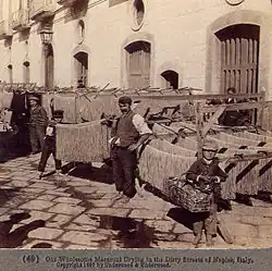 Naše zdravé makaróny se suší ve špinavých ulicích Neapole