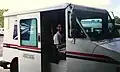 Typické poštovní auto s volantem vpravo