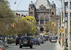 Ontario Legislative Building v Torontu zakončuje pohled ulice University Avenue