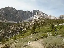 Vrchol University Peak vpravo, z trasy Kearsarge Pass Trail