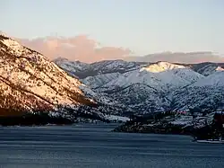 Jezero Chelan a jeho okolí v zimě.