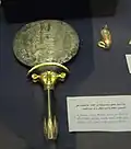 Ureus a zrcadlo v podobě bohyně Hathor