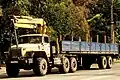 Ural-4420 s hydraulickým ramenem a návěsem