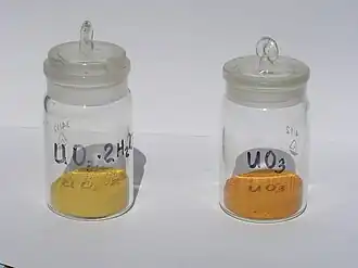 vlevo dihydrát a vpravo bezvodý oxid