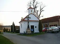 Kaplička svatého Kříže s kamenným křížem z roku 1897