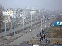 Pohled na ulici s rozestavěnou tramvajovou tratí