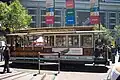 Vozidlo lanové tramvaje na točně na křížení Powellovy a Tržní ulice (Powell & Market).