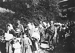 Ustašovci s civilními vězni po kozarské ofenzívě