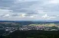 Celkový pohled na město z rozhledny na Andrlově chlumu