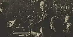 Předseda SKM a vyslanec ing. Václav Paleček ujímá se slova, aby před zástupci mládeže s celého světa zahájil první mírový Světový sjezd mládeže