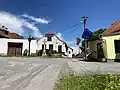 Kříž, zvonička a obecní úřad