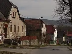 Chalupy v horní části vsi