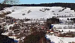 Pohled na Vítkovice od Benecka, vpravo v popředí kostel sv. Petra a Pavla