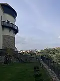 Výhled ze zahrady na ochoz