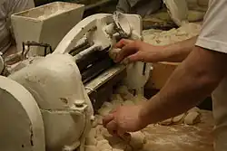 Vkládání těsta, stroj automaticky stáčí rohlík 4/12