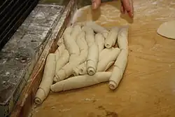 Stočené rohlíky před upečením 5/12