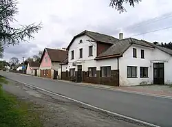 Domy u hlavní silnice ve Včelničce