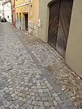 Detail nové a historické zádlažby Věžní ulice