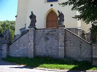 Vstup do kostela sv. Filipa a sv. Jakuba ve Všeni