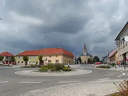 Střed obce, kostel Nejsvětějsí Trojice