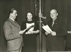 Natáčení v Českém rozhlasu (asi 1940). Zleva: Jan Vavřík-Rýz, Anna Kreuzmannová, Josef Skupa