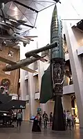 V-2 (vpravo) a V-1 (vlevo), Imperial War Museum, Londýn, 30. září 2018