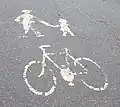 Vodorovné dopravní značení (V 14) stezky pro chodce a cyklisty