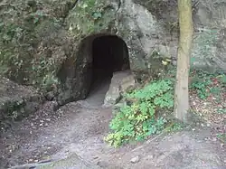 Jeden z vchodů k tunelům před kostely