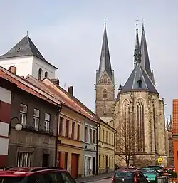 Kostel sv. Vavřince od východu, vlevo zvonice
