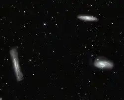 Snímek trojice ve Lvu a vzdálenějších galaxií z dalekohledu VST.[11] Tento obrázek ukazuje možnosti nového přístroje určeného k průzkumu vzdáleného vesmíru.