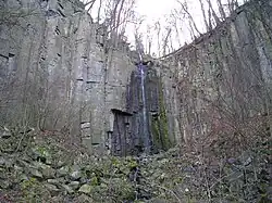Slabý průtok na vodopádu padajícím z dvanáctimetrové výšky