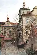 Výjimečně řešená, bohatě zdobená dvorní fasáda na obraze V. Jansy (v pozadí)