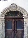 Kamenný portál s letopočtem 1794 v přízemí nejvzácnějšího hrázděného domu
