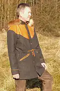 (5)Sámský kroj z vadmalu, skandinávského „lodenu“ (v 21. století)