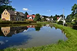 Náves s rybníkem