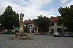 Náměstí se sochou sv. Jana Nepomuckého