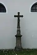 Kříž před kostelem