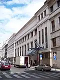 Boční křídlo se vstupem do galerie od Vlada Miluniće (1996)