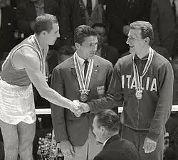 Valerij Popenčenko (první zleva) na stupních vítězů tokijské olympiády