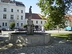 Valtice, kašna.JPG