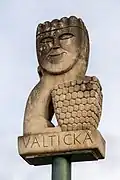 Socha od Aloise Mikulky reprezentující ulici Valtická v Brně na Vinohradech