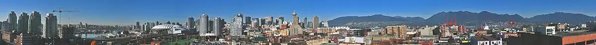 Na levé straně leží čtvrti Mount Pleasant, Fairview, Kitsilano a Granville Island, vodní plocha se nazývá False Creek, budova s modrým průčelím je Plaza of Nations, uprostřed je vidět centrum města, v jeho levé části ta bíla kopule je BC Place, před ní je stadion Rogers Arena, v kterém hraje Vancouver Canucks, budova s rozhlednou a vysílačem na střeše je Harbour Centre, uprostřed napravo bílá střecha se špičkami Canada Place, v pravé části obrázku je čtvrt Downtown Eastside a přístav Port of Vancouver, v pozadí je West Vancouver a North Vancouver s panoramatem pohoří North Shore