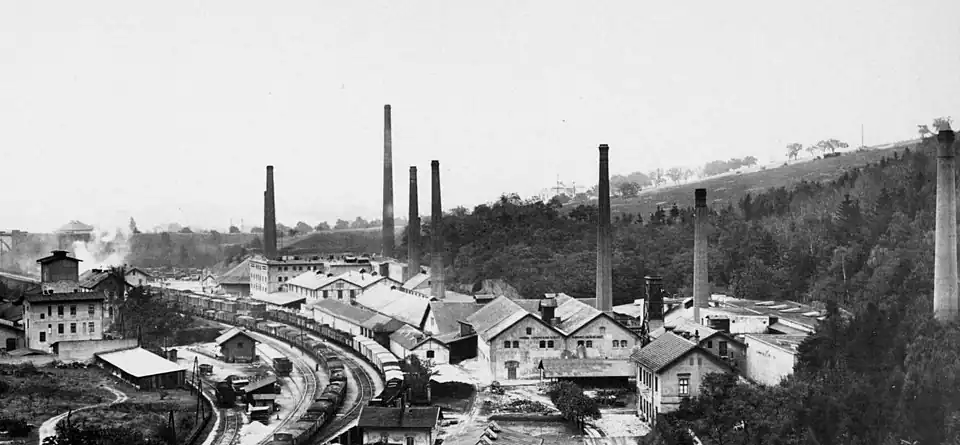 Celkový pohled na tovární komplex vápenky a cementárny firmy Barta & Tichý v pražských Hlubočepích (rok 1925)[3]