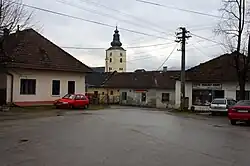 Náves s kostelem