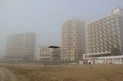 Opuštěné hotely na pláži (2016)