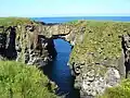 Skalní brána Vat of Kirbister v zátoce Odin Bay na jihovýchodě