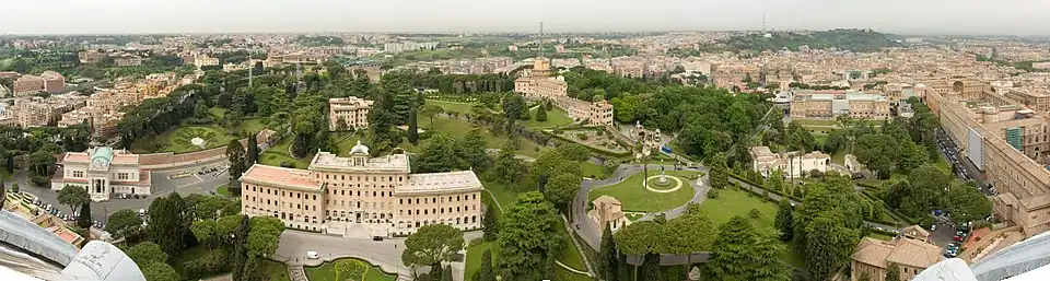 Vatikánské zahrady; nádraží a vládní palác (vlevo), vysílač (v pozadí)