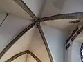 Ve svornících kleneb jsou erby významných rodů